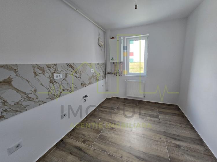 Apartament la parter cu balcon. Bucatarie separata. Loc de parcare
