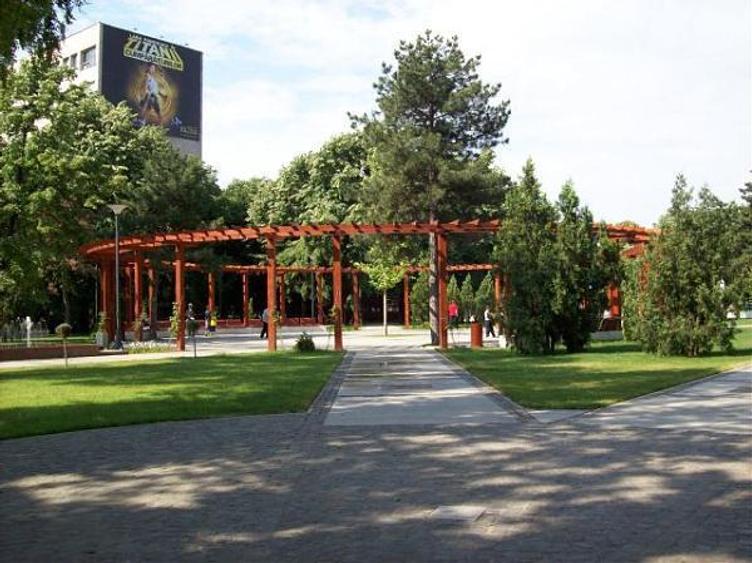 Titan-Parcul Titanel-strada Burdujeni etaj 1/4