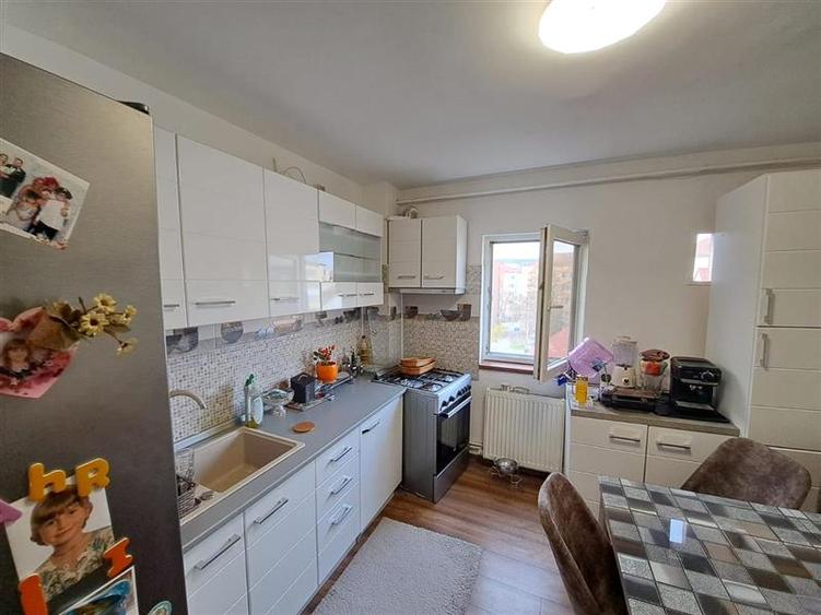 Apartament 3 camere, centrala termica, decomandat, 65 mp, 2 bai, Complex Student