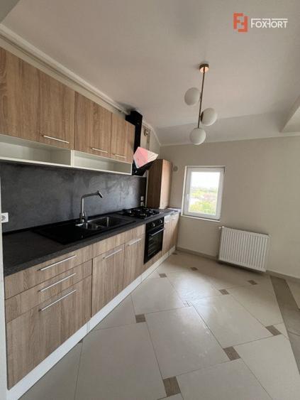 Apartament cu 3 camere, de vanzare, zona Dambovita