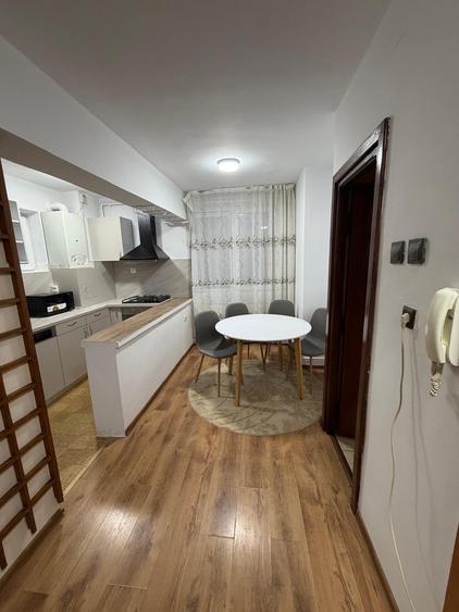 De inchiriat apartament 3 camere cu loc de parcare - Piata Unirii