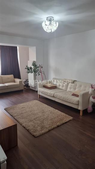 Apartament 3 camere de vanzare - zonă centrală, mobilat și utilat.