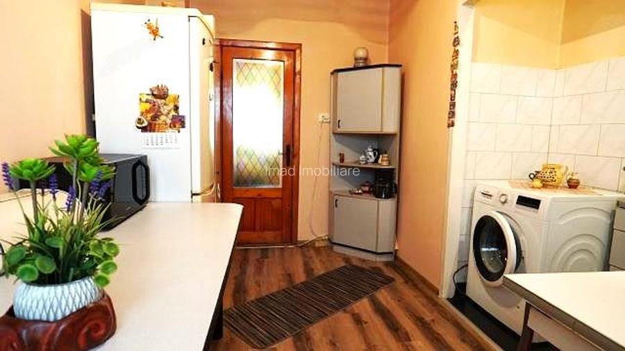 Apartament 3 camere decomandat – Etaj 2 4 – Zonă excelentă, aproape de - 10
