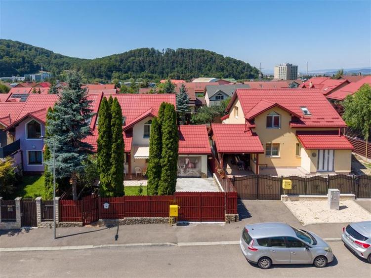 Vanzare casa imbratisata de natura in zona Bunloc, teren 445 mp
