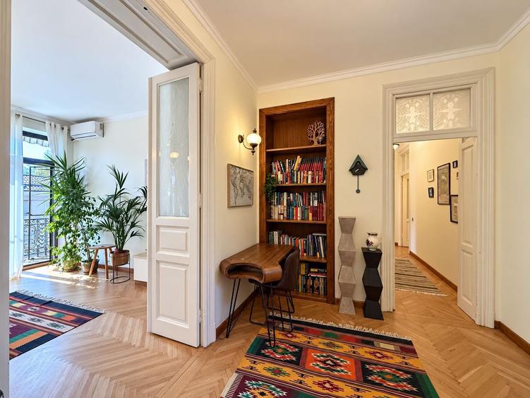 Apartament interbelic cu șemineu și balcon | Lângă Parcul Cișmigiu