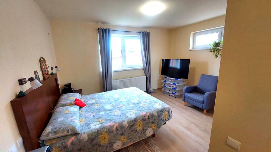 Gospodarie, casa cu 5 camere si 8272 mp teren, in Oarda
