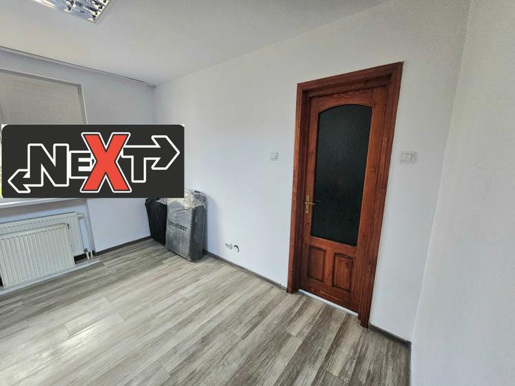Apartament cu patru camere transformat în spațiu comercial
