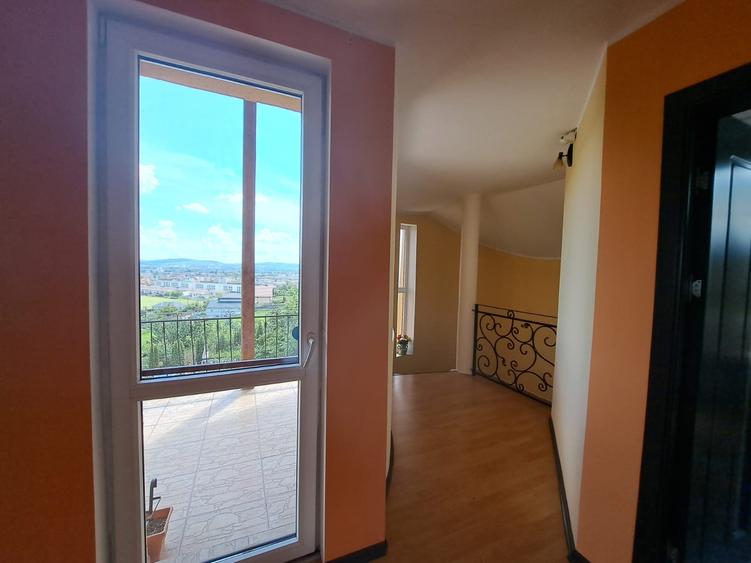 Vand casa tip vila cu 5 cam.in zona Unirii