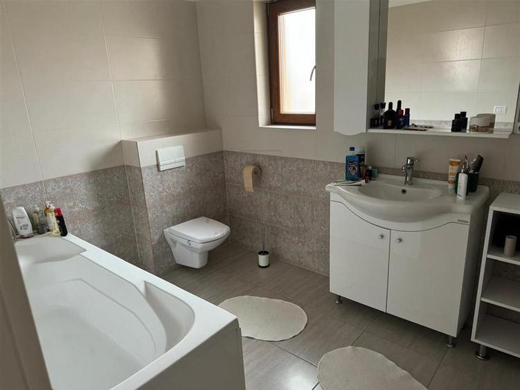 Duplex mobilat utilat - bucatarie inchisa - carport - piscina - canalizare