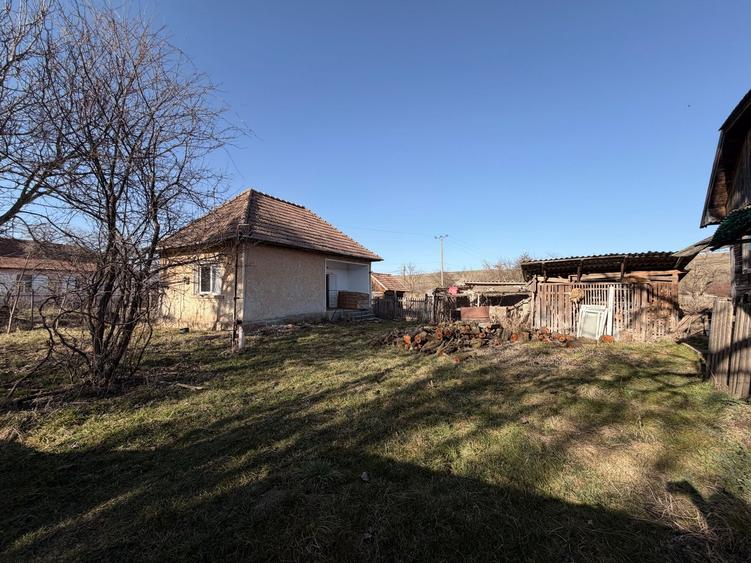 Casă 2 camere 52 mp + teren 1.605 mp Boroșneu Mic