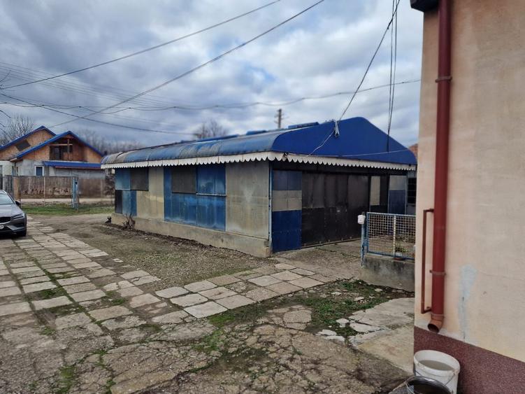 Se oferă spre vânzare / închiriere clădire cu spațiu comercial
