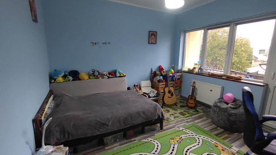Vand apartament 3 camere in vila, cartierul Dambul Rotund