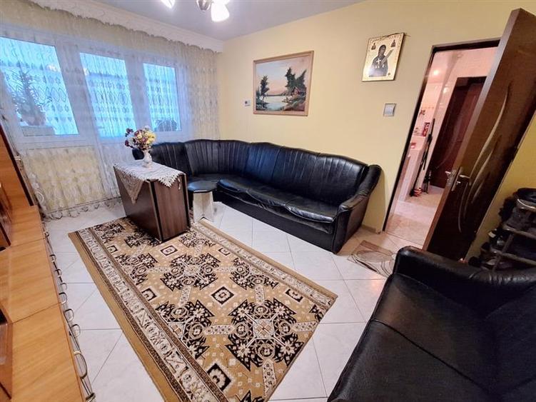 Apartament 3 camere semidecomandat zona Bazinul de Innot