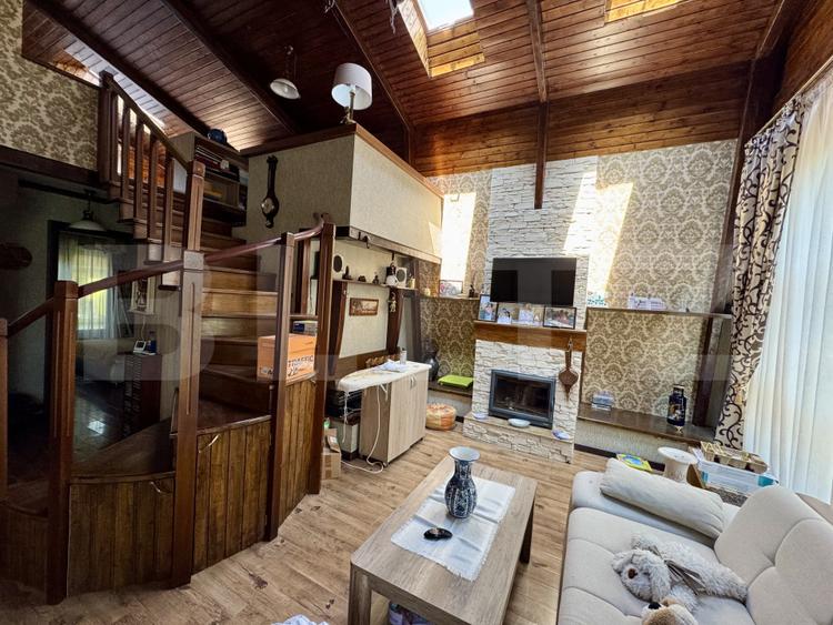 Casă de inchiriat, cu 4 dormitoare cu piscină, grătar, iaz și zonă de relaxare