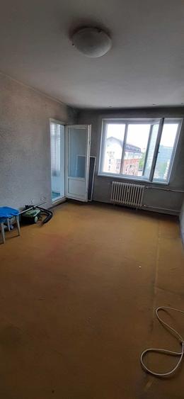 Metrou Titan 3 camere decomandat etaj intermediar bloc reabilitat