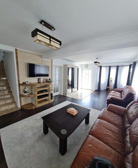 Vand /schimb casa P+M zona Zavoi