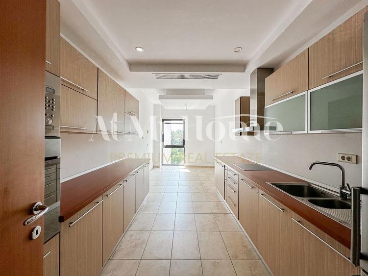 Apartament foarte spatios cu 3 camere, 2 terase, vedere la parc, parcare, paza