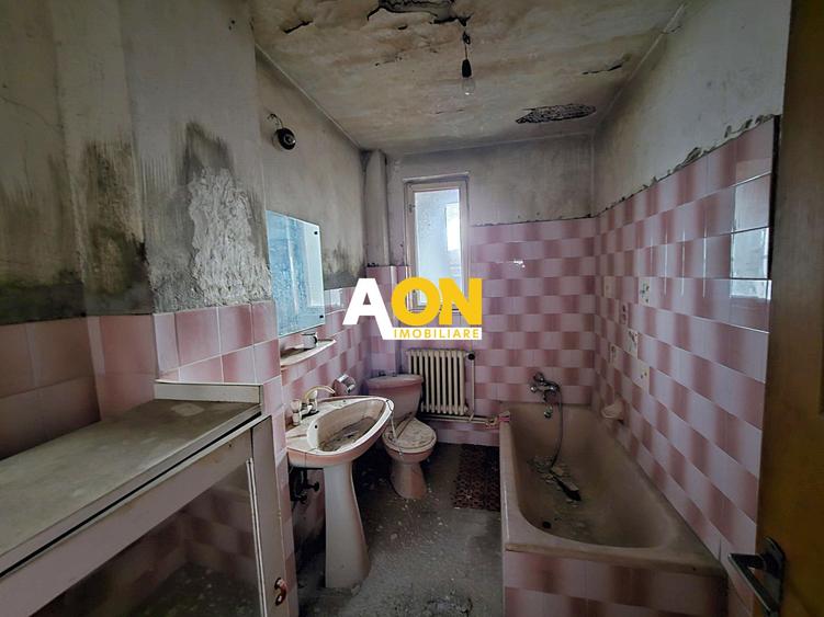 Casa cu 7 camere, 700 mp teren, deschidere la 2 strazi, zona Centru