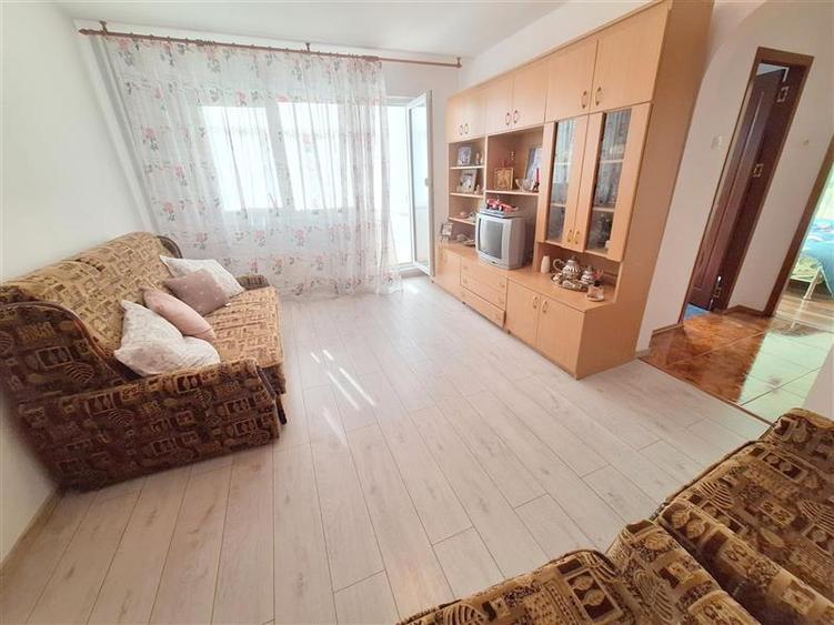 Apartament 2 camere, etaj 2, semimobilat, zona Narcisa