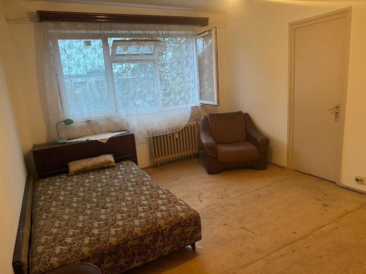 Zona Lamaita, se vinde apartament nedecomandat ,doua  camere pret 38000 euro