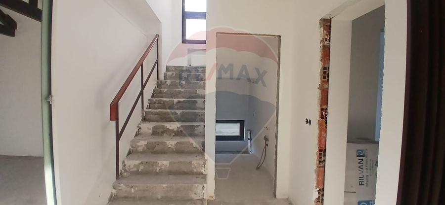 Casa individuala 4 camere cu teren 454 mp cartier privat Crevedia