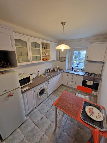 Apartament 4 camere - decomandat - 2 balcoane - pivnita - zona Dioda