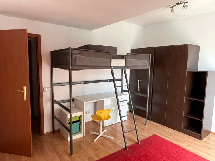 Închiriez apartament cu 3 camere, zona centrală
