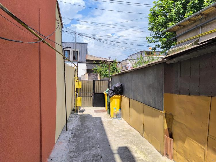 CENTRU - Casa solida cu etaj ,la pret de apartament !