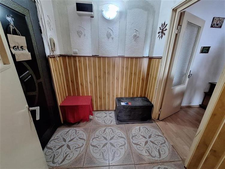 Apartament 2 camere semidecomandat , zona Milcov
