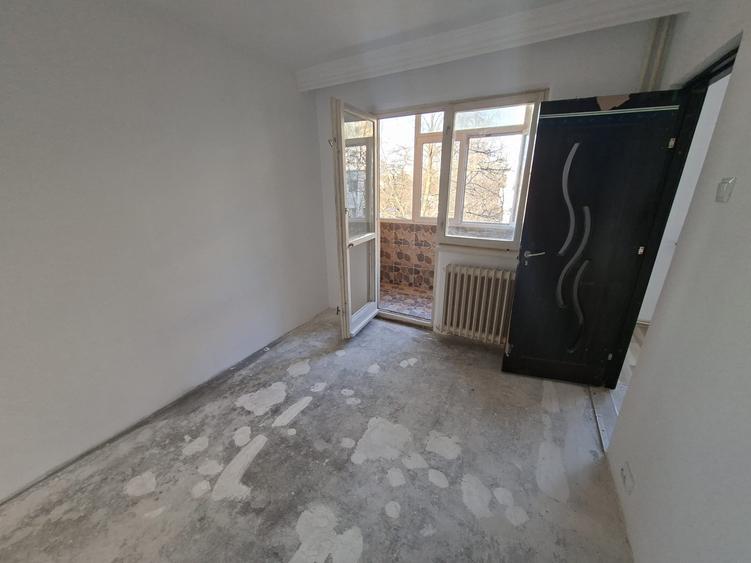 Apartament 3 camere, etajul 1/4, zona Mircea cel Batran
