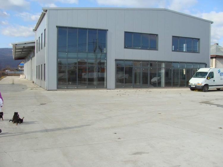Spatiu comercial in suprafata de 1400 mp si teren 5000 mp.