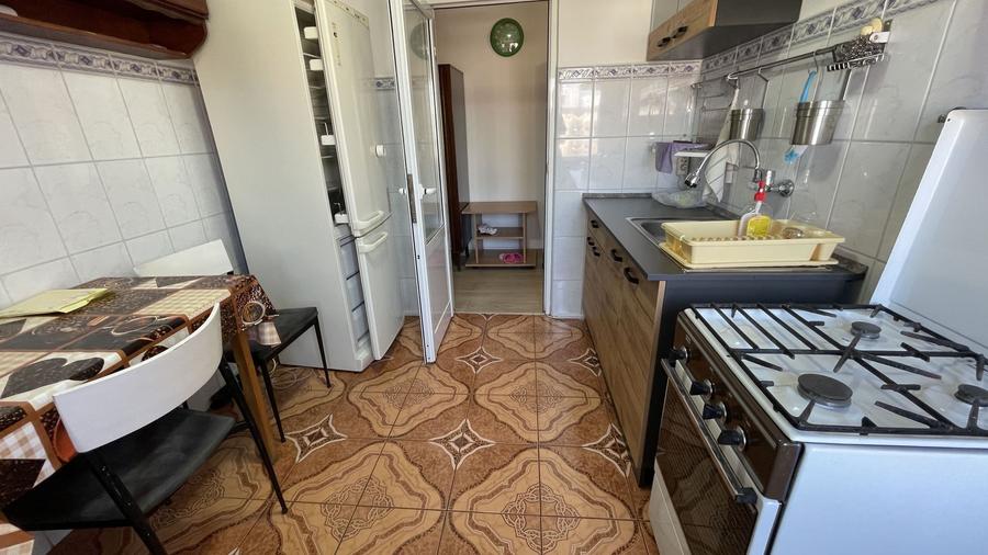 Apartament spațios cu două camere, etajul 4 cu acoperiș.