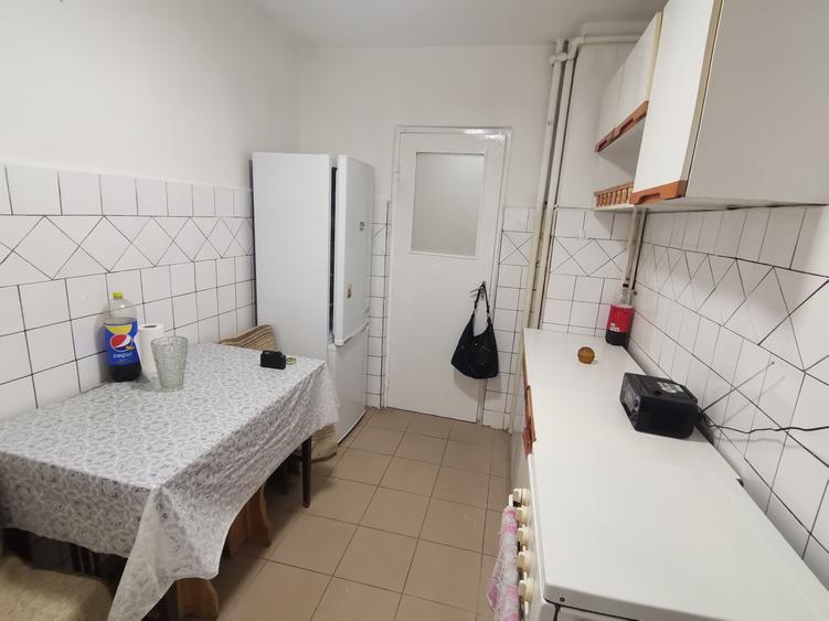 INCHIRIEZ apartament 2 camere semidecomandat,zona Vasile Aaron