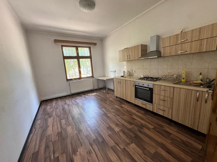 Tunari central 5 camere pretabil muncitori birouri clinica grădiniță