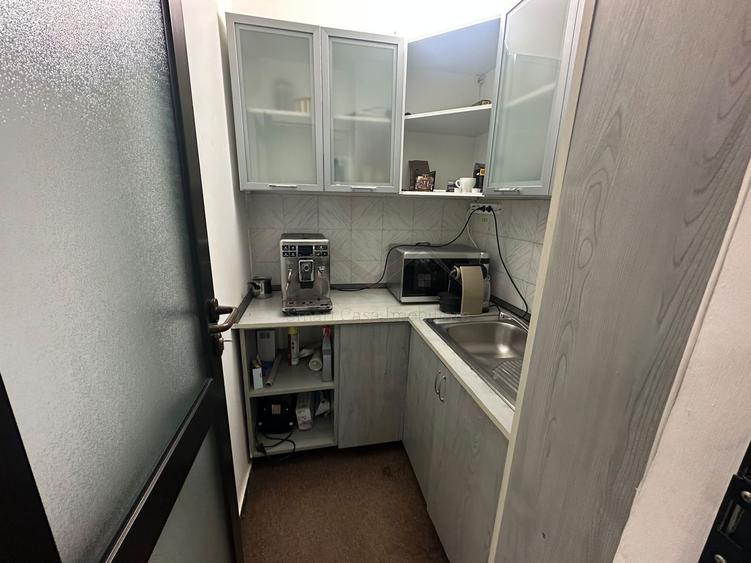 Apartament 4 camere transformat in spatiu comercial Moara de foc