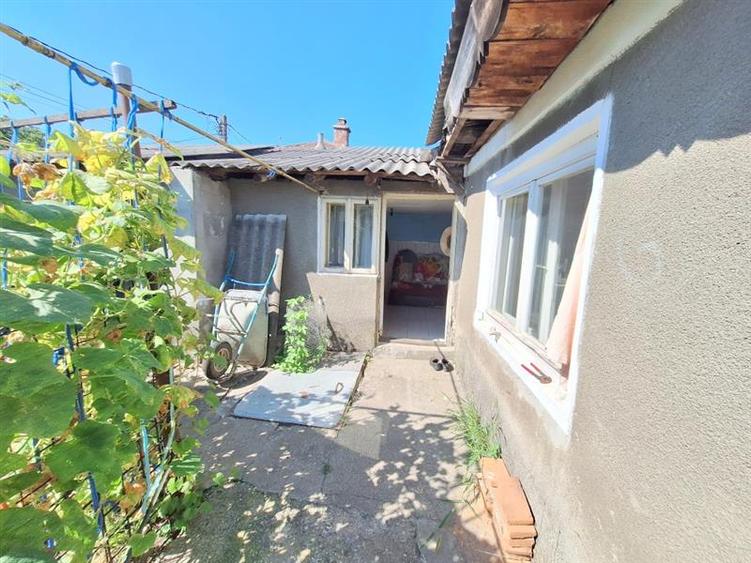 Teren 371 mp curti constructii+casa 5 camere si anexe, zona Izvoare