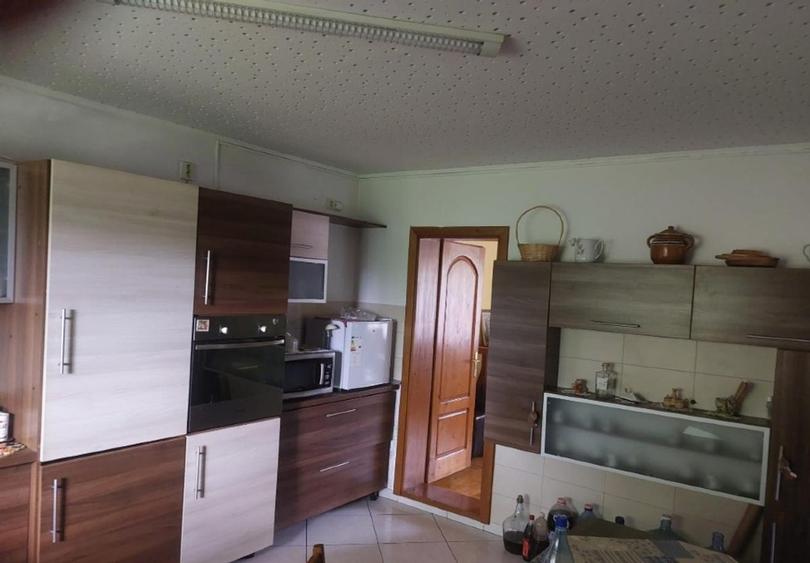 Casă cu gradina in zonă liniștită cu acces privat