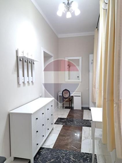 Apartament cu 3 camere pretebil pentru cabinet sau rezidential