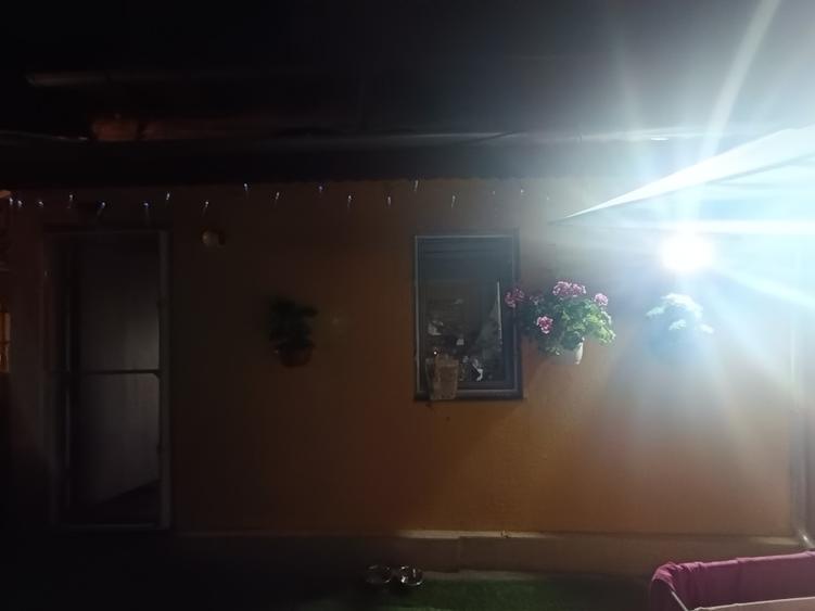Se vinde casa + cota parte curte comuna !