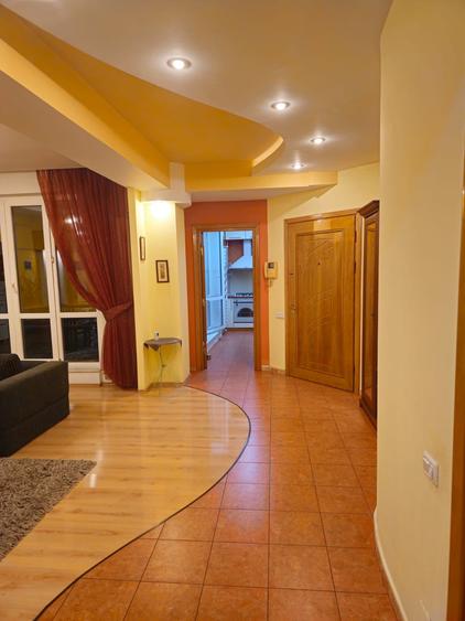 Apartament 3 camere - Ultracentral - zona Peninsula - 1.100 euro/luna (Cod E2)