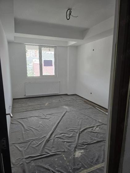 De vanzare apartament 2 camere bloc NOU Tractoru, cu loc de parcare