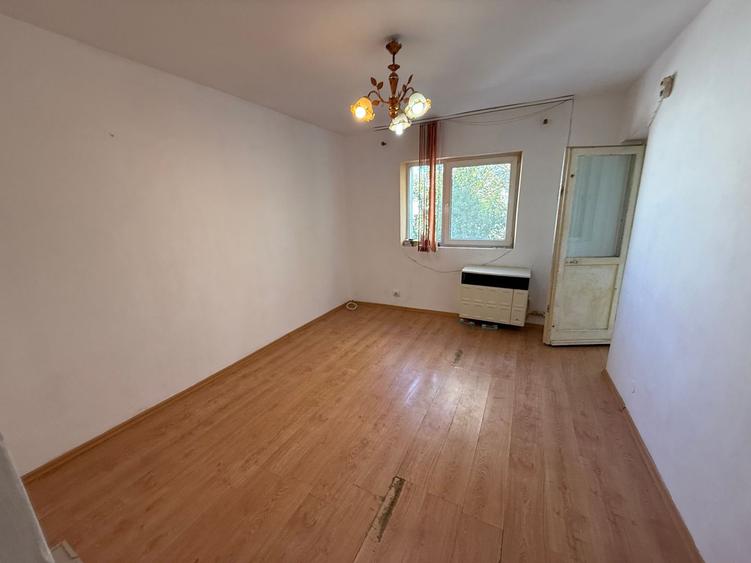 Garsonieră 27 mp cu balcon - etaj 2 - nemobilata -bloc an 1980