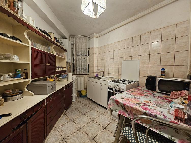 Apartament 4 camere, etaj 2 zona Ion Creanga