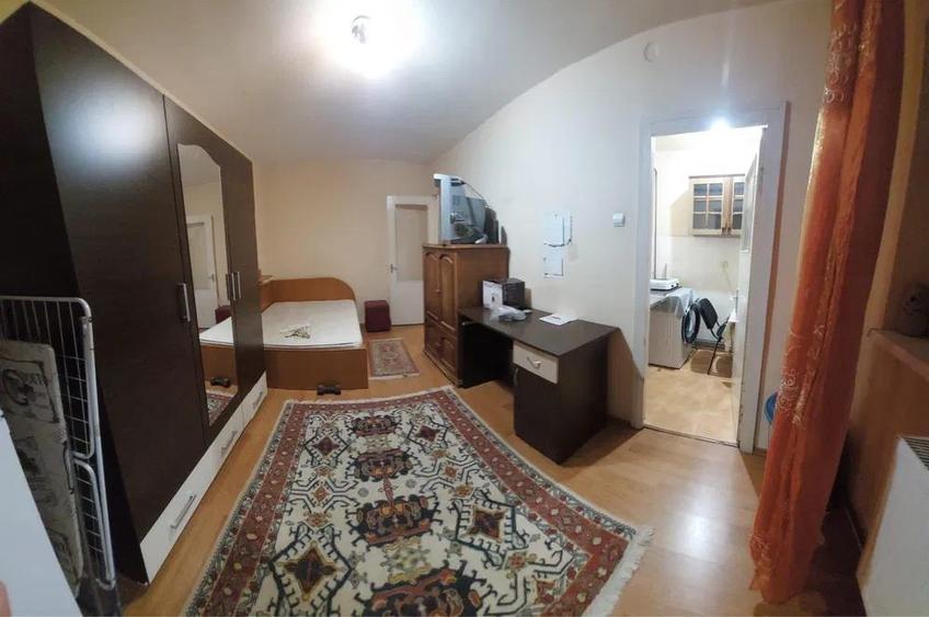 Garsoniera in bloc de apartamente, etajul 2 - Pacurari