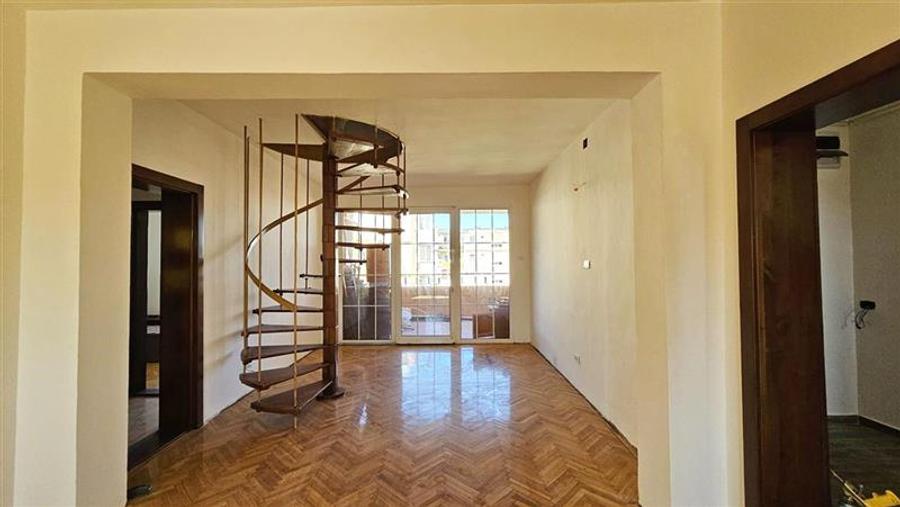 Apartament in asociatie, renovat, 6 cam 2 nivele cu garaj Elisabetin