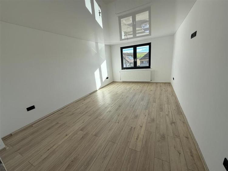 Casa cu 4 camere si 3 bai pretabila birouri in Sura Mare