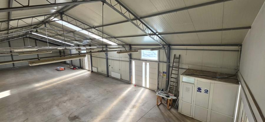 Hală cu birouri de închiriat – cartier Nufărul-H0035