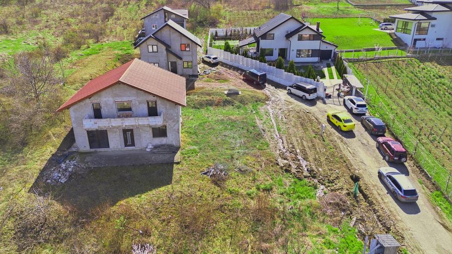 Casă la gri Intabulată de Vânzare, 5 Camere, 800mp Teren - Tomești