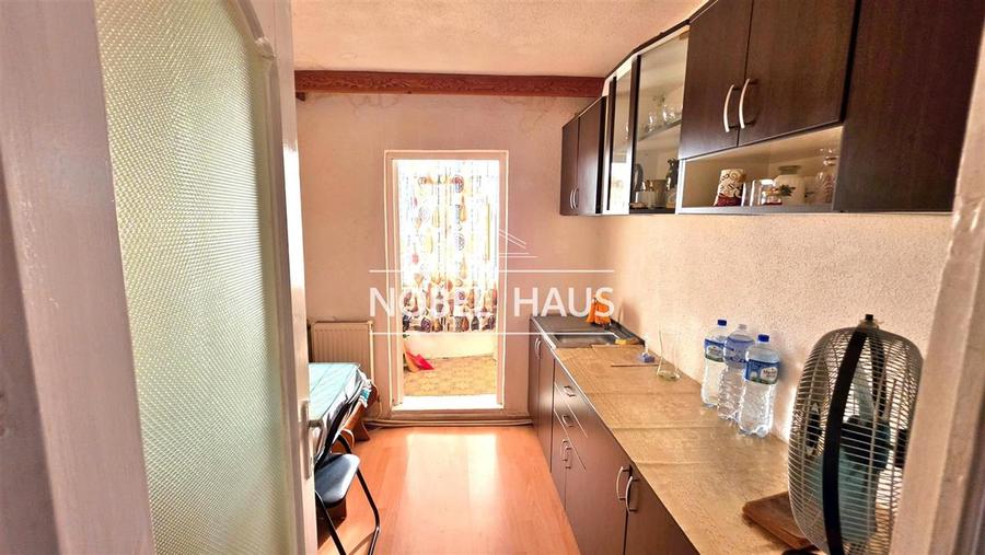 Apartament 3 camere, decomandat, etajul 4, zona Gura Leului