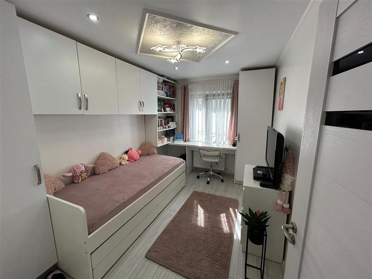 Apartament cu 3 camere de vanzare, zona Comisia Centrala